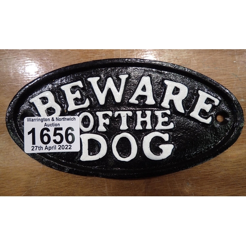 1656 - Cast iron Beware of The Dog sign, 20 x 10 cm. P&P Group 1 (£14+VAT for the first lot and £1+VAT for ... 