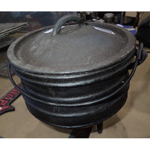 1665 - Cast iron soup cauldron. Not available for in-house P&P, contact Paul O'Hea at Mailboxes on 01925 65... 