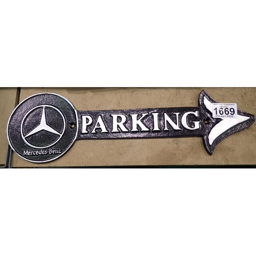 1669 - Cast iron Mercedes parking arrow sign, 45 x 15 cm. P&P Group 2 (£18+VAT for the first lot and £3+VAT... 