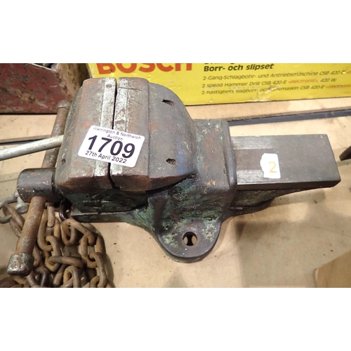 1709 - Ward & Payne anvil 2 3 1/2 engineers bench vice. Not available for in-house P&P, contact Paul O'Hea ... 