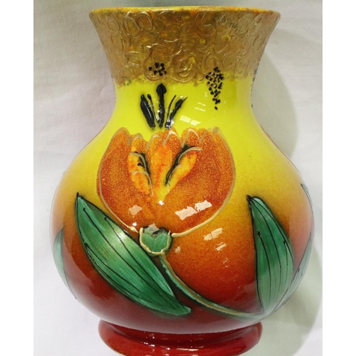 123 - Anita Harris vase in the Yellow Tulips pattern, signed in gold, H: 15 cm. No cracks, chips or visibl... 