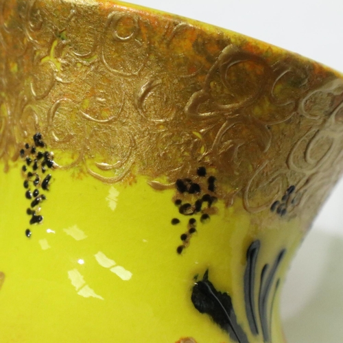 123 - Anita Harris vase in the Yellow Tulips pattern, signed in gold, H: 15 cm. No cracks, chips or visibl... 