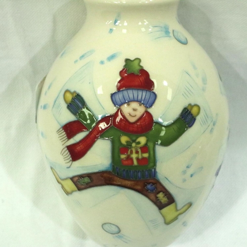 178 - Moorcroft vase in the Snow Angels pattern, H: 14 cm. No cracks, chips or visible restoration. P&P Gr... 