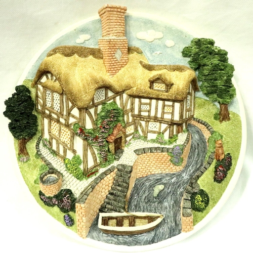 191 - David Winter cottage scene plaque, D: 23 cm. P&P Group 2 (£18+VAT for the first lot and £3+VAT for s... 