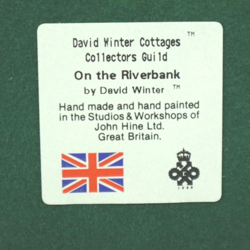 191 - David Winter cottage scene plaque, D: 23 cm. P&P Group 2 (£18+VAT for the first lot and £3+VAT for s... 