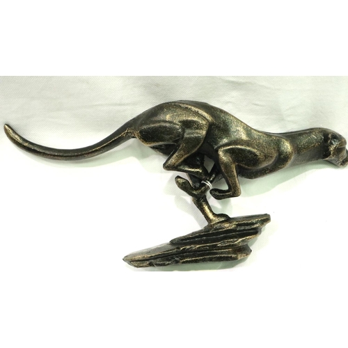 228 - Bronzed cast iron sprinting cheetah, L: 30 cm. P&P Group 2 (£18+VAT for the first lot and £3+VAT for... 