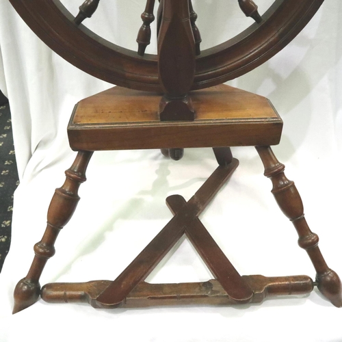 241 - Spinning wheel in oak with accessories. P&P Group 3 (£25+VAT for the first lot and £5+VAT for subseq... 