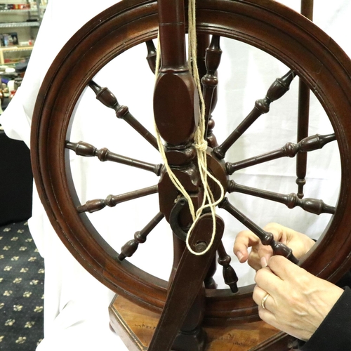 241 - Spinning wheel in oak with accessories. P&P Group 3 (£25+VAT for the first lot and £5+VAT for subseq... 