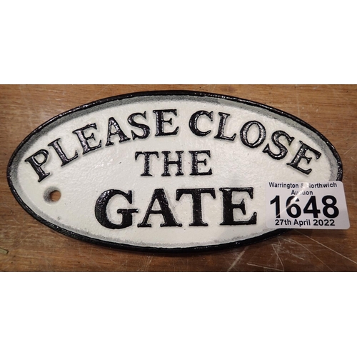 1648 - Cast iron Close The Gate sign in white, 18 x 9 cm. P&P Group 1 (£14+VAT for the first lot and £1+VAT... 