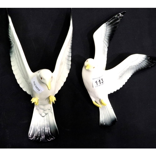 113 - Two  Bretby ceramic seagulls, largest 36 cm. P&P Group 3 (£25+VAT for the first lot and £5+VAT for s... 