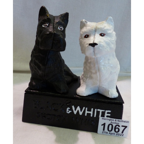 1067 - Cast iron black and white whisky dogs. P&P Group 2 (£18+VAT for the first lot and £3+VAT for subsequ... 