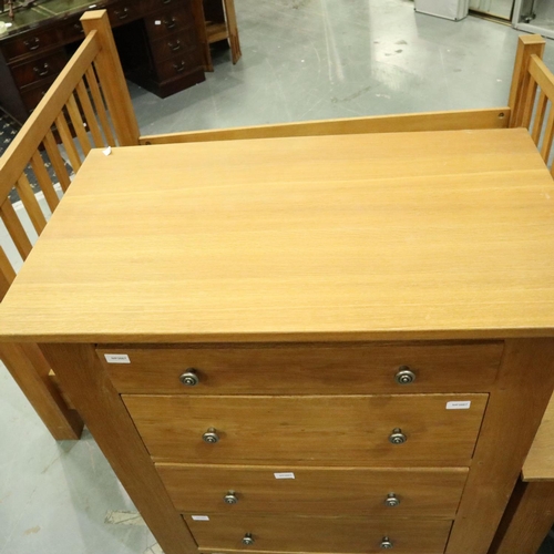 3108 - A modern oak suite of bedroom furniture comprising a chest of five long drawers 89 x 52 x 123 cm H, ... 