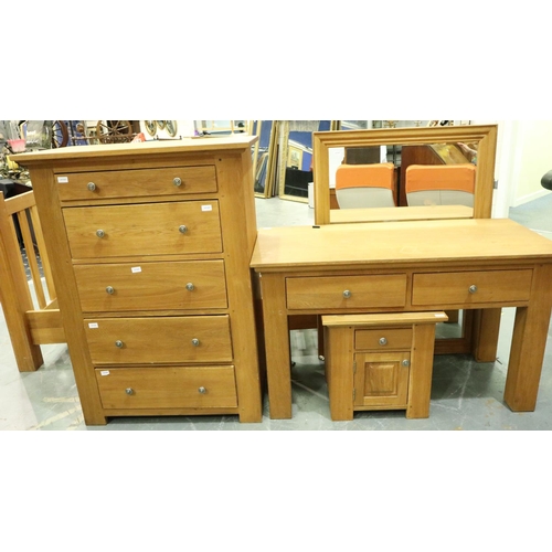 3108 - A modern oak suite of bedroom furniture comprising a chest of five long drawers 89 x 52 x 123 cm H, ... 