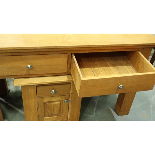 3108 - A modern oak suite of bedroom furniture comprising a chest of five long drawers 89 x 52 x 123 cm H, ... 