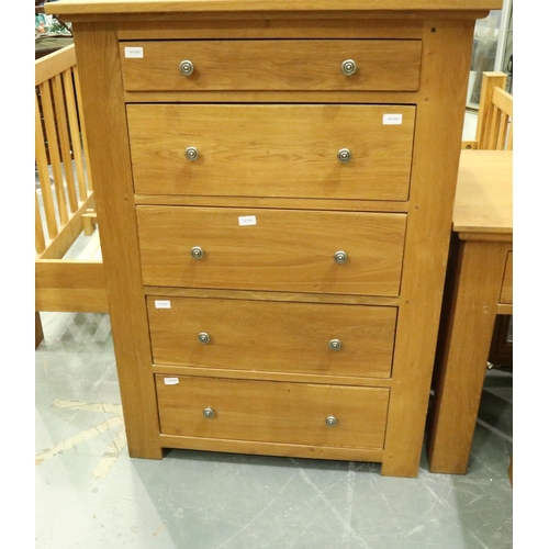 3108 - A modern oak suite of bedroom furniture comprising a chest of five long drawers 89 x 52 x 123 cm H, ... 