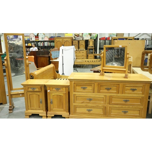 3110 - Frank Hudson bedroom chest of three short above four long drawers in oak, 140 x 53 x 85 cm H, with a... 