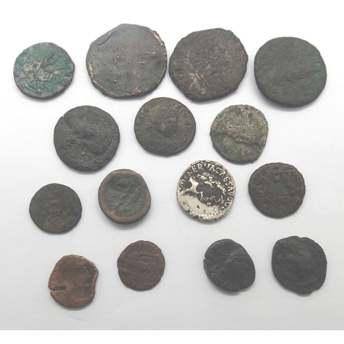 3003 - Collection of Roman coinage, 1 - 3 AD to include silver examples. P&P Group 1 (£14+VAT for the first... 