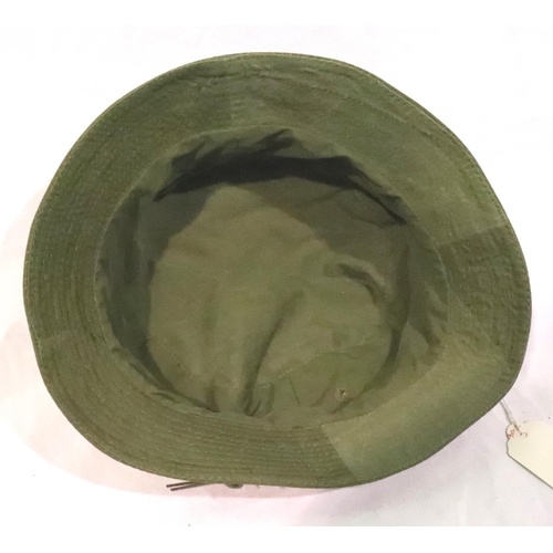 2103 - Vietnam War period jungle hat with grenade rings. P&P Group 2 (£18+VAT for the first lot and £3+VAT ... 