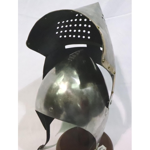 2106 - Reproduction full size knights helmet with leather liner. P&P Group 2 (£18+VAT for the first lot and... 