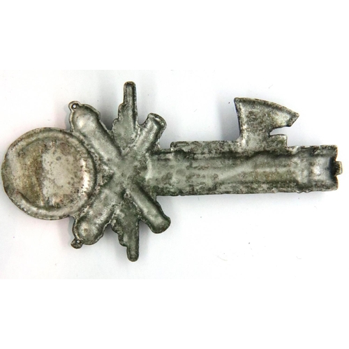 2216 - WWII Italian MVSN BlackShirt Militia Artillery hat badge. P&P Group 1 (£14+VAT for the first lot and... 