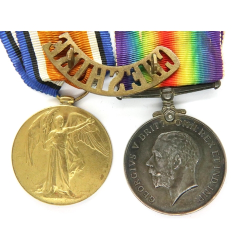 2246 - 3885 PTE JC Snubbs Cheshire Regiment: WWI medal pair and a Cheshire shoulder title. P&P Group 1 (£14... 