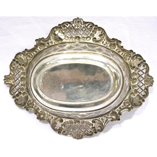 101 - Hallmarked silver pierced dish, Birmingham assay 1913, L: 15 cm, 39g. P&P Group 1 (£14+VAT for the f... 