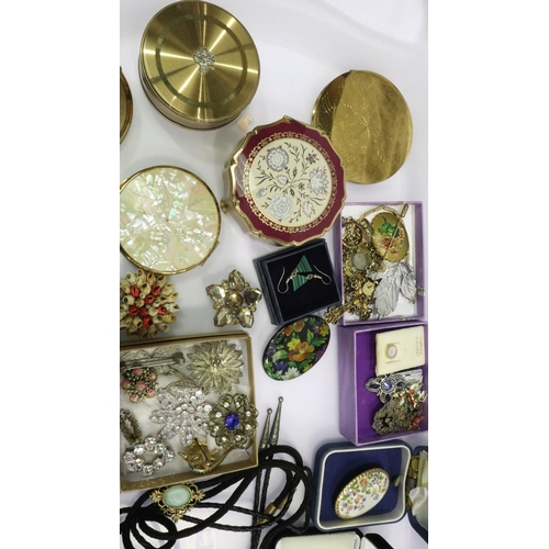 70 - A large collection of vintage costume jewellery, mainly brooches, together with five compacts/powder... 