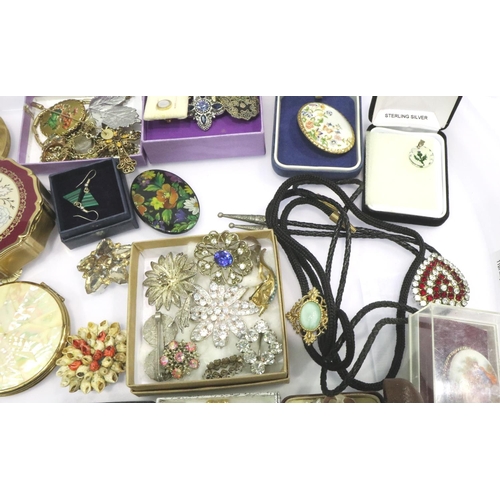 70 - A large collection of vintage costume jewellery, mainly brooches, together with five compacts/powder... 