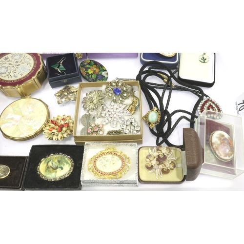 70 - A large collection of vintage costume jewellery, mainly brooches, together with five compacts/powder... 