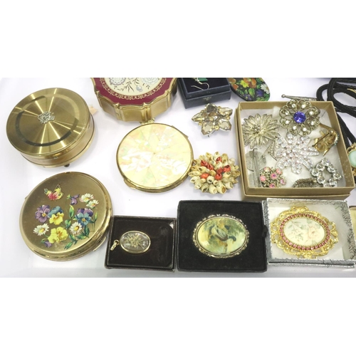 70 - A large collection of vintage costume jewellery, mainly brooches, together with five compacts/powder... 