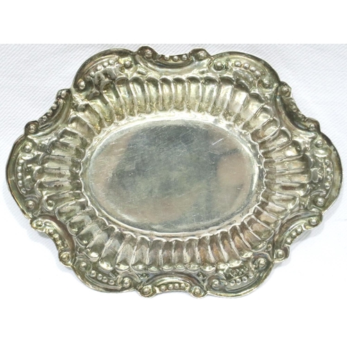 94 - 925 silver ornate dish, L: 15 cm, 90g. P&P Group 1 (£14+VAT for the first lot and £1+VAT for subsequ... 