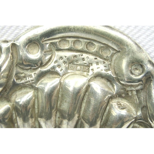 94 - 925 silver ornate dish, L: 15 cm, 90g. P&P Group 1 (£14+VAT for the first lot and £1+VAT for subsequ... 