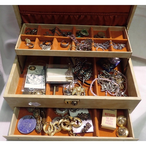 1060 - Jewellery box with costume jewellery contents to include some silver. P&P Group 2 (£18+VAT for the f... 