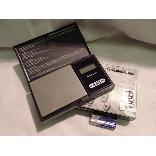 1064 - Boxed 500g x 0.01g, digital professional jewellery scales. P&P Group 1 (£14+VAT for the first lot an... 