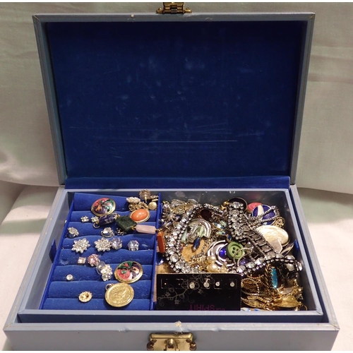 1065 - Leatherette jewellery box with costume jewellery contents to include a Swarovski pendant necklace. P... 