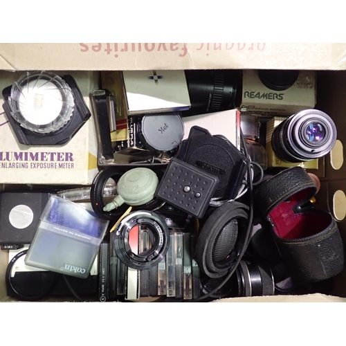 1086 - Large quantity of camera accessories to include filters, caps, lens cases etc. P&P Group 2 (£18+VAT ... 