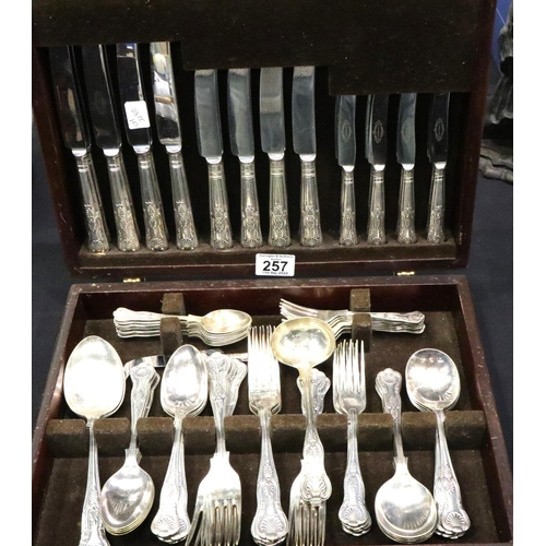 257 - Cased set of silver plated cutlery in the Kings Pattern. P&P Group 2 (£18+VAT for the first lot and ... 