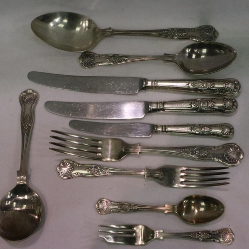 257 - Cased set of silver plated cutlery in the Kings Pattern. P&P Group 2 (£18+VAT for the first lot and ... 