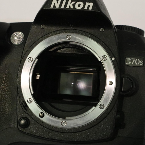 288 - Nikon D70S with Sigma aspherical 28-200 MMD 3.8-5.6 UC lens in camera bag. Appears to be in working ... 