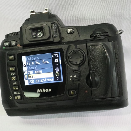 288 - Nikon D70S with Sigma aspherical 28-200 MMD 3.8-5.6 UC lens in camera bag. Appears to be in working ... 