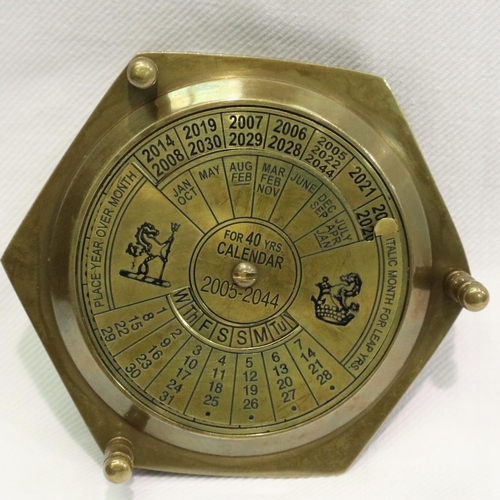 295 - Brass sundial compass. P&P Group 1 (£14+VAT for the first lot and £1+VAT for subsequent lots)