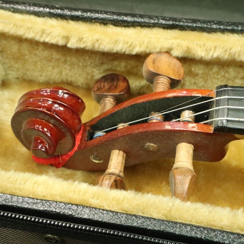 306 - Cased Stentor student violin. P&P Group 3 (£25+VAT for the first lot and £5+VAT for subsequent lots)