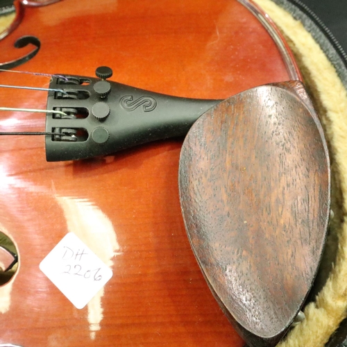 306 - Cased Stentor student violin. P&P Group 3 (£25+VAT for the first lot and £5+VAT for subsequent lots)