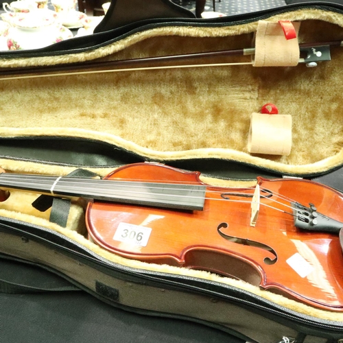 306 - Cased Stentor student violin. P&P Group 3 (£25+VAT for the first lot and £5+VAT for subsequent lots)