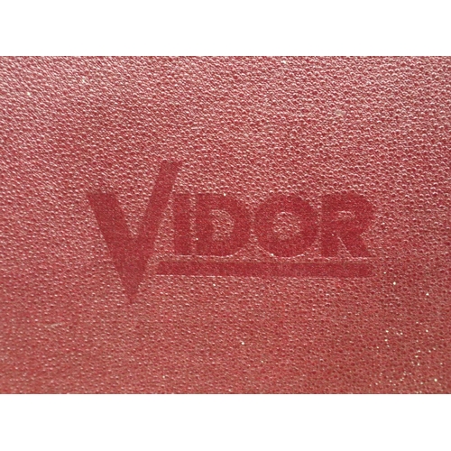 351 - Early Vidor suitcase battery radio. P&P Group 3 (£25+VAT for the first lot and £5+VAT for subsequent... 