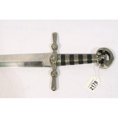 2178 - Ancient warrior modern fantasy display broad sword. P&P Group 3 (£25+VAT for the first lot and £5+VA... 