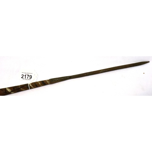 2179 - 19th century Maori style spear with steel tip and balance. P&P Group 3 (£25+VAT for the first lot an... 