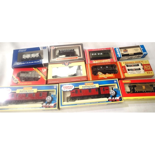 2205 - Ten OO scale wagons, various types and makes, mostly good condition, some re-painted. Also includes ... 