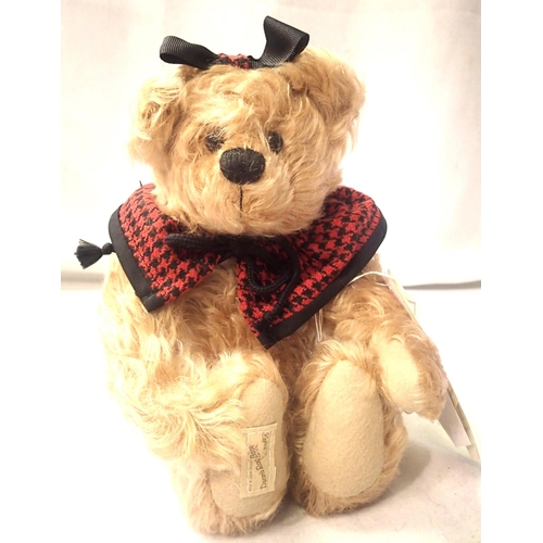 2086 - Deans bear Sadie by Barbara Sixby with certificate, H: 30 cm. P&P Group 1 (£14+VAT for the first lot... 