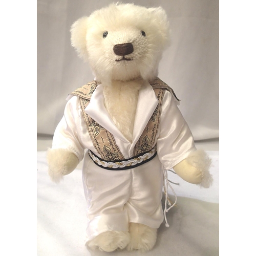 2088 - Deans bear Elvis with certificate, excellent condition, H: 28 cm. P&P Group 1 (£14+VAT for the first... 